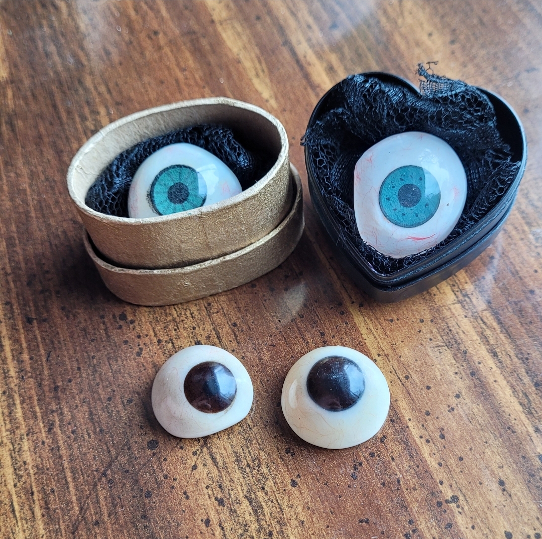 4 prosthetic eyes